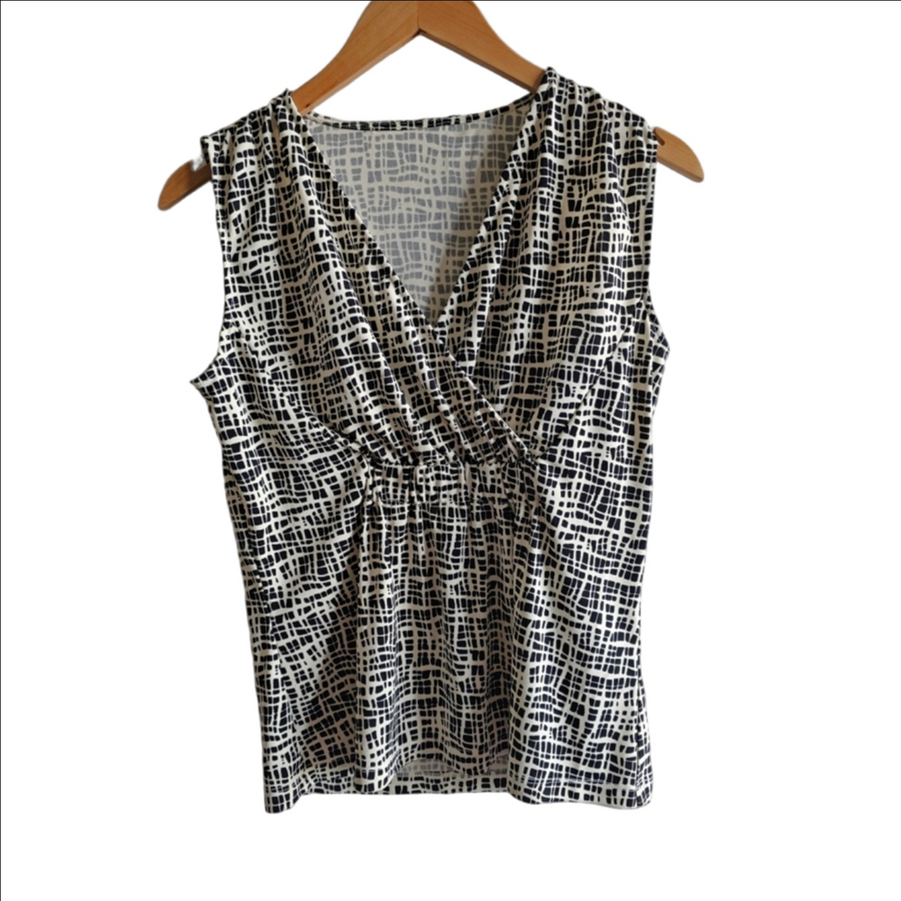 ✨ 3/$20✨ Lightweight Sleeveless Black and White Top